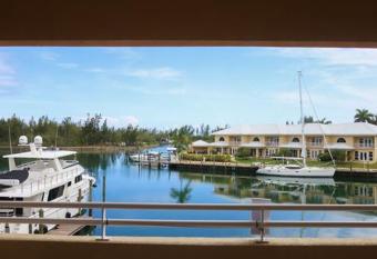 Villas in the Bahamas has Balcony rooms