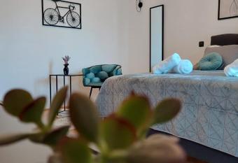 Studio Apartman Kiara has rooms with a private hot tub