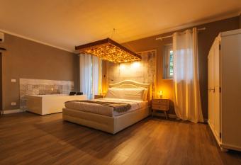 Agriturismo Agli ulivi has rooms with a private hot tub