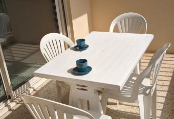 Studio avec coin nuit 150m de la plage has Balcony rooms