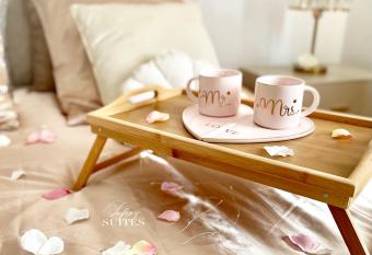 Blooming Suites has rooms with a private hot tub