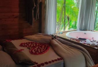 Vila Para  so - Blumenau - SC has rooms with a private hot tub