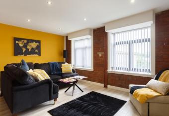 Kemara Apartments - Stunning 2 Bedroom Duplex Apartment allows 18 year olds to book a room