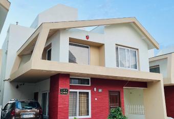 Pristine villa has Balcony rooms