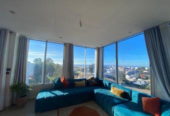 Appartement amjad 2 vue panoramique has rooms with a private hot tub