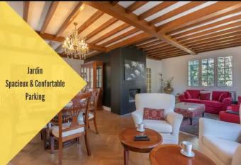 Grande Maison au Calme dans une Propri  t   Privee has Balcony rooms