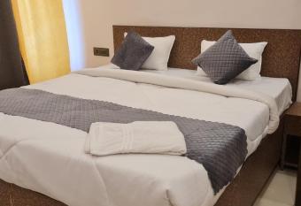 Rishikesh Wellness Resort - Ganga View has rooms with a private hot tub