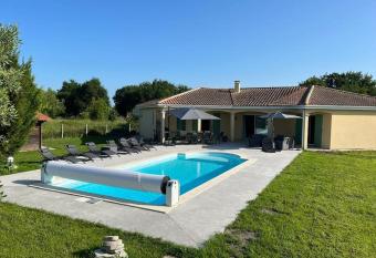 jolie maison au calme avec piscine chauff  e has Balcony rooms