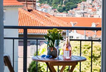 Luxury Apartments Bella - Split Centre w Free Parking allows 18 year olds to book a room