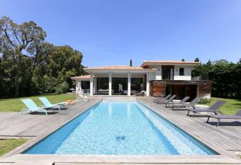Beautiful villa Gigaro St Tropez 9 people has rooms with a private hot tub