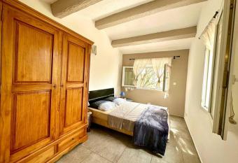 Appartement de charme avec terrasse    500m du port de Bandol has Balcony rooms