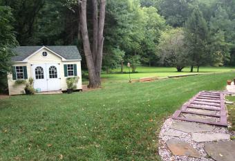 Spacious Light & Bright Private Apartment has rooms with a private hot tub