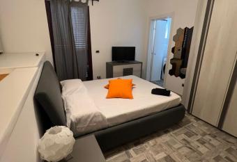 SAMBHOUSE has rooms with a private hot tub