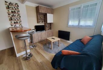 Chaillot 5 allows 18 year olds to book a room