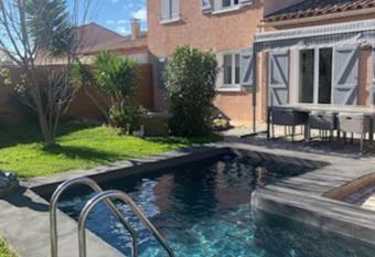 Charmante villa   quip  e, piscine has Balcony rooms