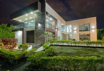 Chalet San German/en EL EDEN/villa de lujo con piscina has rooms with a private hot tub