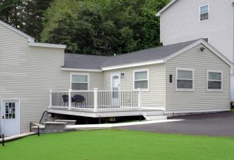 LakeAccess 4 Bed 3 Full Bath HOT TUB has rooms with a private hot tub