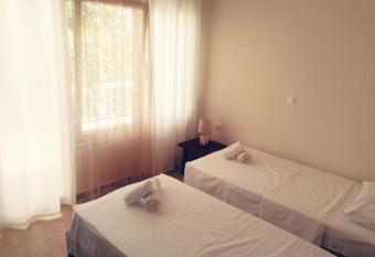 3 room apartment by the beach - free parking has Balcony rooms