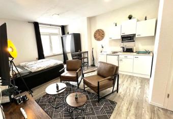 Wundersch  ne City-Wohnung mit Gartennutzung N  he Krefeld HBF allows 18 year olds to book a room