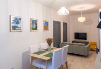 Appartement 1 chambre avec terrasse au c  ur de Dax has Balcony rooms