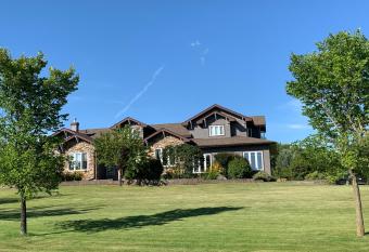 Dragonfly Inn Loft & Walkout Suites has rooms with a private hot tub