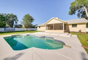 Ocala Pool House has Balcony rooms