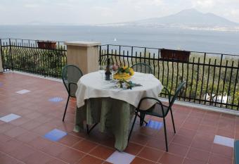 Ancelle Sorrento - Casa d Accoglienza has Balcony rooms