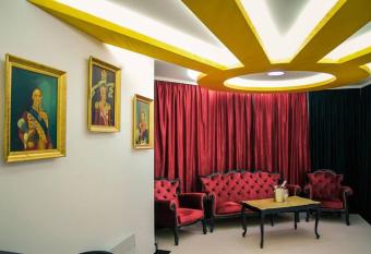 Hotel Golden Lux has rooms with a private hot tub