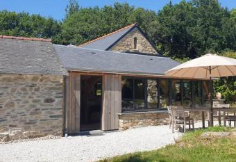 Ty Grannec has Balcony rooms