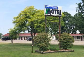 Edgeofthewoodsmotel allows 18 year olds to book a room