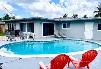 Pool home, Near attractions, beaches, airports, theater room, 5 minutes to Hard Rock Guitar center allows 18 year olds to book a room