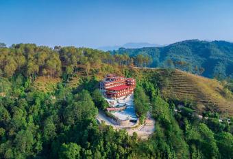 Sky Garden Resort has rooms with a private hot tub