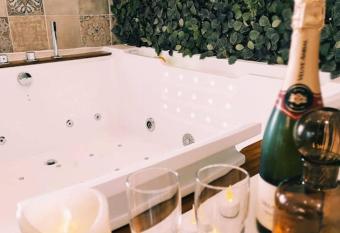 La Cabana Agr  able logement avec Jacuzzi/Baln  o allows 18 year olds to book a room