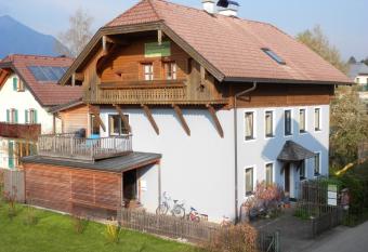 GIRBL bio ZIMMER allows 18 year olds to book a room