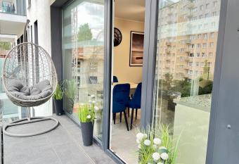 Mi  y poranek - s  o  ce, mewy, doskona  a kawa has Balcony rooms