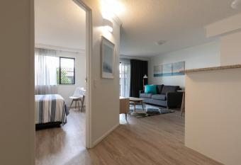 Resort Living, Luxury Getaway, Close 2 Noosa River has rooms with a private hot tub