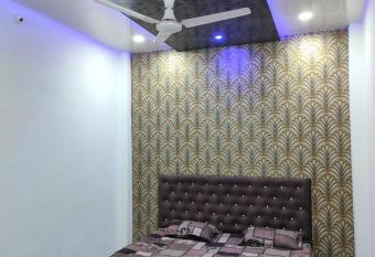 Shree radhe Kunj Guest House has Balcony rooms