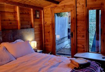 Cosy Cabin with Free Parking near Central London allows 18 year olds to book a room