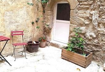 Appartement centre l Isle sur la Sorgue allows 18 year olds to book a room