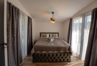 Ungefug A-Frame Sighisoara has rooms with a private hot tub