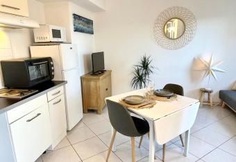 Studio Cabine Plein centre JUAN LES PINS allows 18 year olds to book a room
