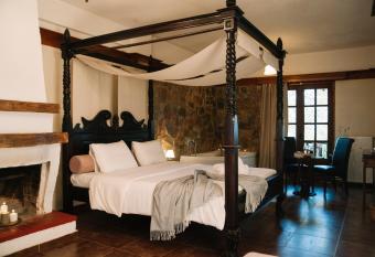 Pliades Traditional Guesthouse has rooms with a private hot tub