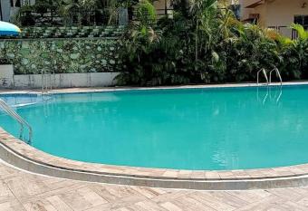 VALMONT VILLA has rooms with a private hot tub