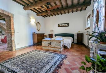 appartamento antica dogana allows 18 year olds to book a room