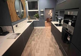 Modern 5 Bedroom Terraced Luxurious House has Balcony rooms