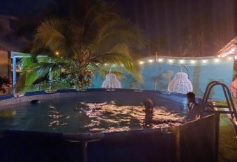 Hone sweet Hone (Piscine) has Balcony rooms