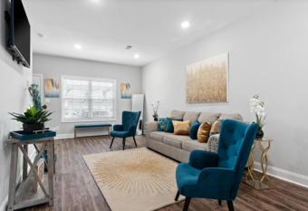 Stay Happy has Balcony rooms