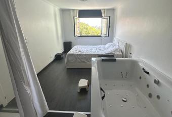 QUARTO em Apartamento compartilhado em Lisboa has rooms with a private hot tub