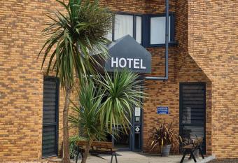 H  tel L Etoile A  roport - A61 allows 18 year olds to book a room