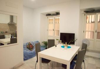 Cadiz Center 5mn de la Playa - 5m beach allows 18 year olds to book a room